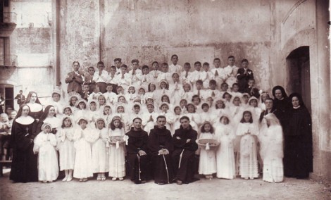 Al centro Padre Modesto Russo.