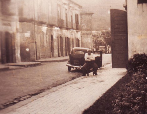 Mio padre Alfonso (barbiere), davanti al suo Salone