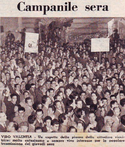 I cittadini di Vibo Valentia in piazza per festeggiare la vittoria.
