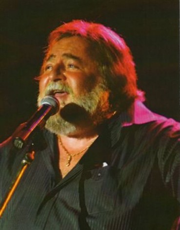 Richard Anthony oggi, ingrassato e con problemi fisici.