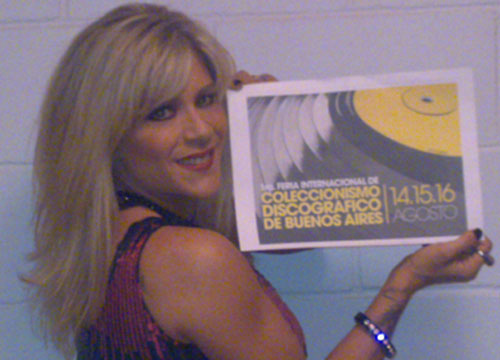 Samantha Fox col cartello della fiera del vinile