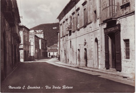 In fondo "'O ponte 'e Zi' Rocco"