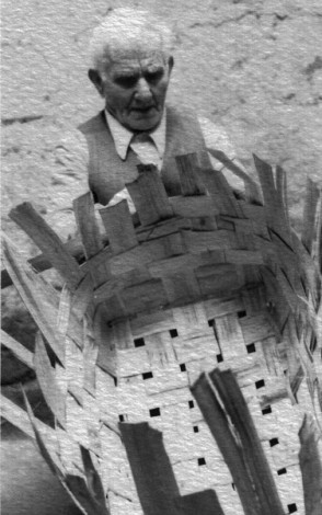 Il maestro Romano durante la preparazione di una sporta.