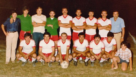 La formazione vincitrice del torneo in notturna.