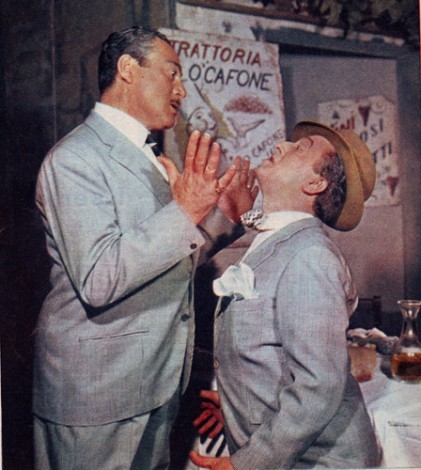 Aniello Terremoto (Vittorio Bottone) affronta il guappo Vincenzino (Nino Taranto)