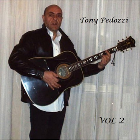 Tony Pedozzi con la sua inseparabile chitarra.