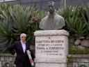 Carlo posa davanti al busto di Gianbattista De Curtis a Sorrento