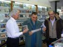 Bruno Venturini osserva incuriosito un suo disco raro in possesso di Carlo Casale